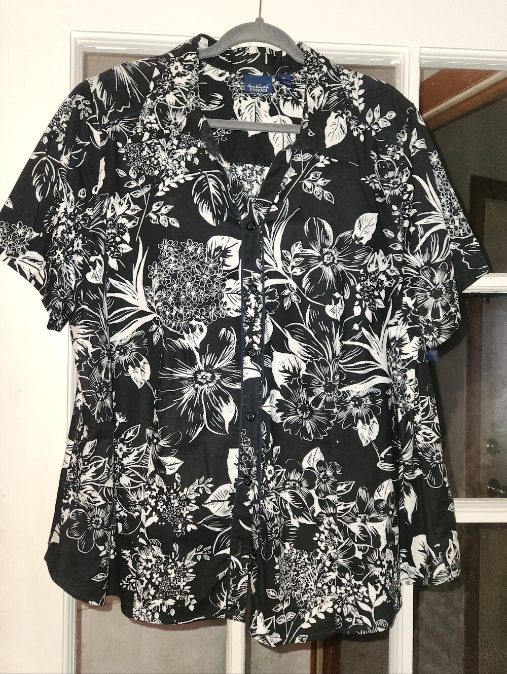 Gloria Vanderbilt Black & White Floral Button-Down Camp Shirt